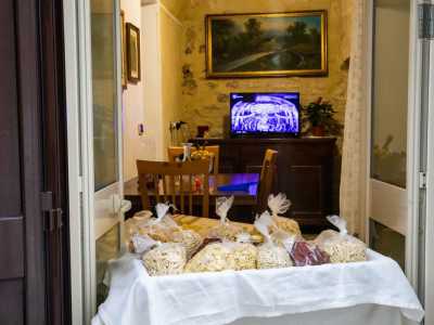 Perch� il sottano non � certo una �reggia�. Parliamo di un'unica stanza originaria che i residenti hanno diviso, attraverso pareti provvisorie, in tre ambienti che ospitano cucina-soggiorno, bagno e camera da letto